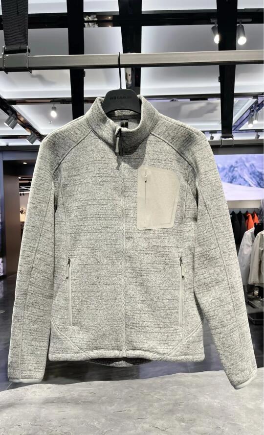 安踏Polartec抓绒衣:冬季保暖首选,高性价比之选