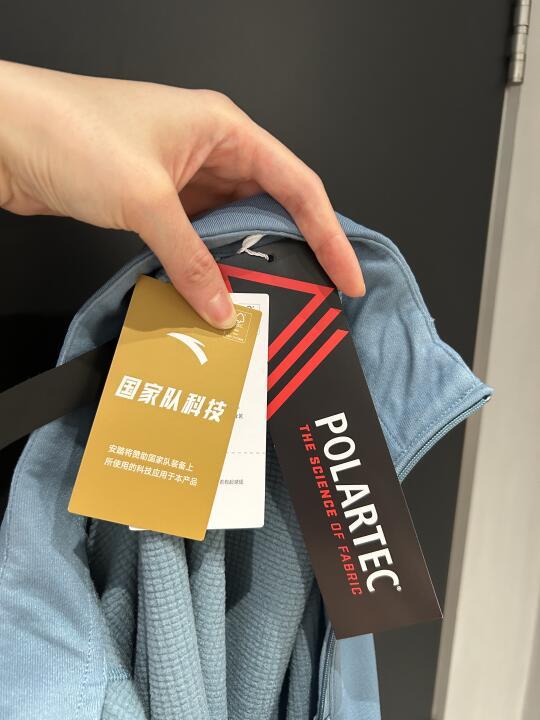 安踏P绒抓绒衣:Polartec面料保暖科技与优质性价比解析