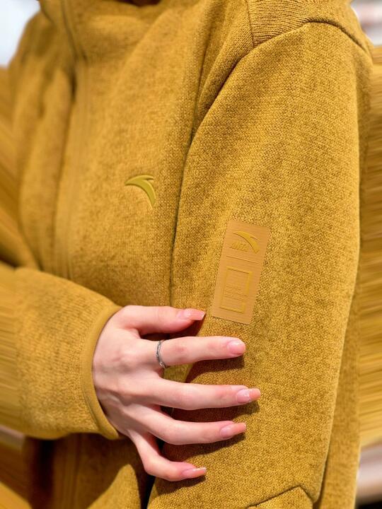 安踏P绒抓绒衣:Polartec面料保暖科技与优质性价比解析