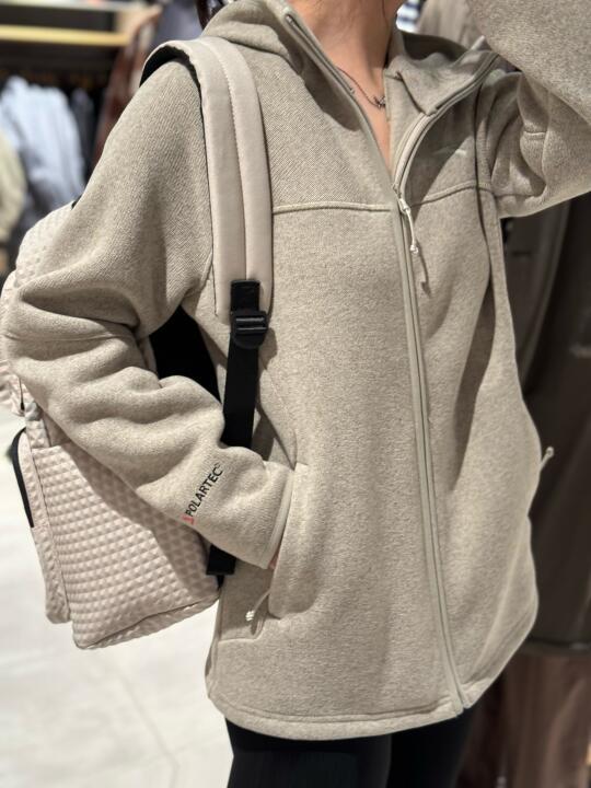 安踏P绒抓绒衣:Polartec面料保暖科技与优质性价比解析